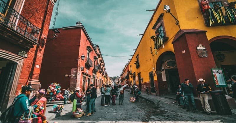 50,000 Canadians Call Mexico Home — Here's How They Got There